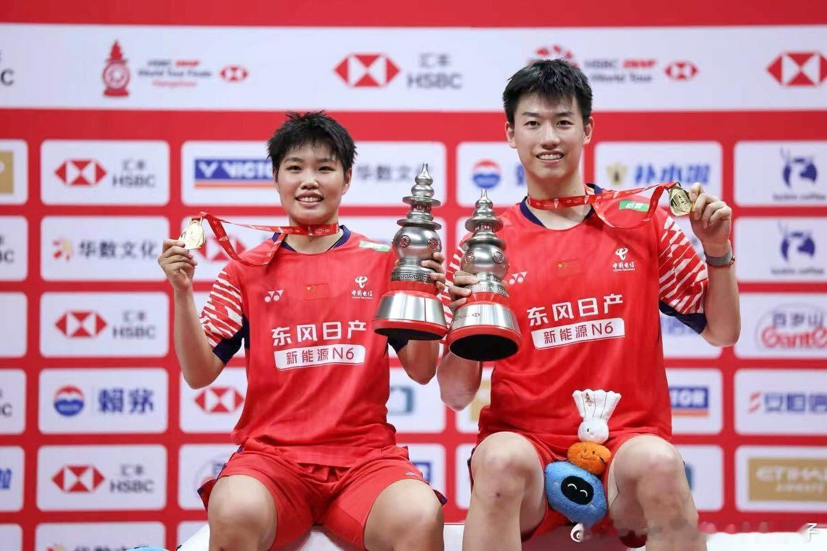 黄东萍：以世界羽联巡回赛总决赛冠军的身份，为2025赛季收官。🏆这一年，有起起