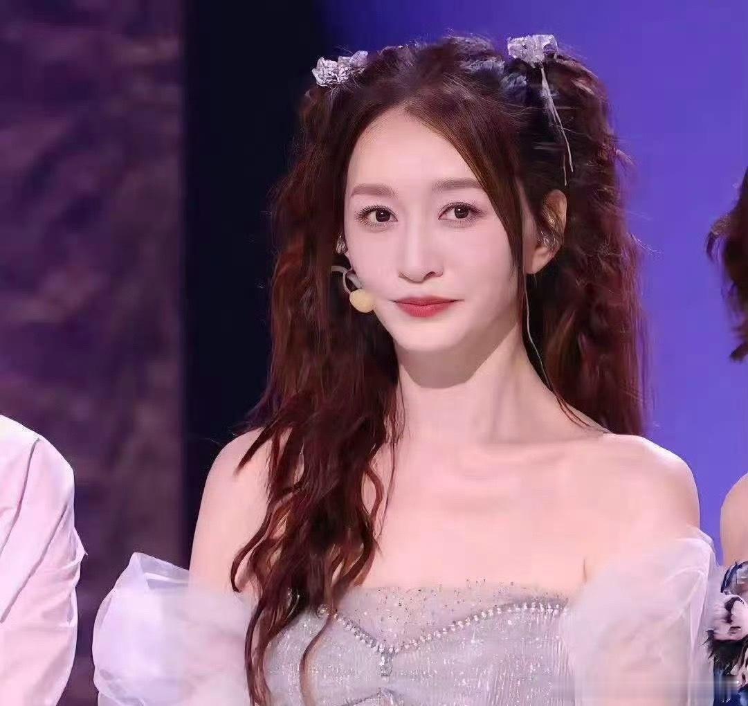 李小冉 在记了两个胳膊都记了李小冉有种越努力越心酸的感觉“在记了两个胳膊都在记了