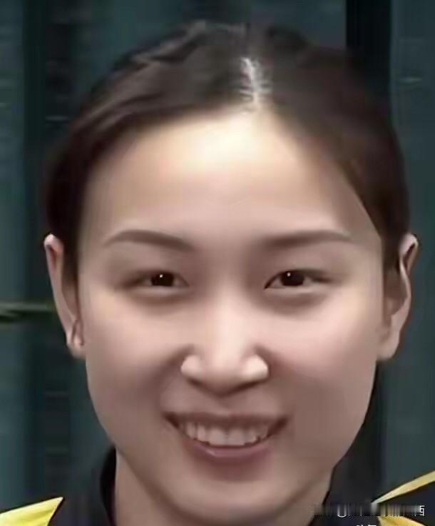 她真的好漂亮，笑起来眼睛眯成一条缝好迷人，这样仅简单的妆容就能美出不一样的感觉。