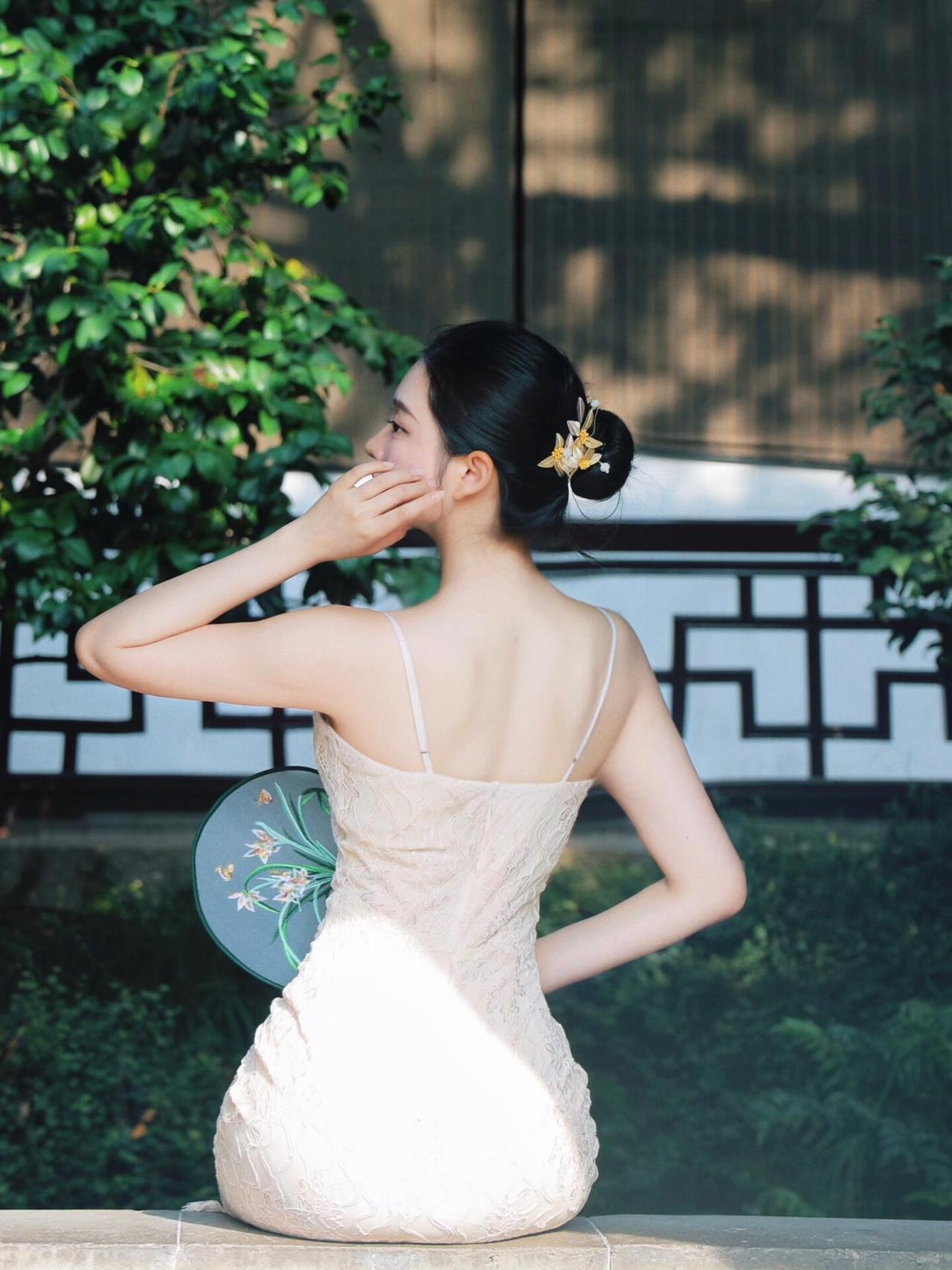 裁一段江南的温柔时光～
绣着兰草的团扇轻摇，
掠过古典花窗的棂格，
惊起池畔游鸭