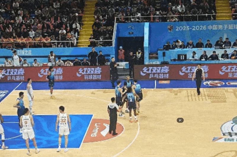 贝兹利今天发球失误喷队友，然后又给劝架的王凡懿给推开了。宁波队赛后立马解约，惯的