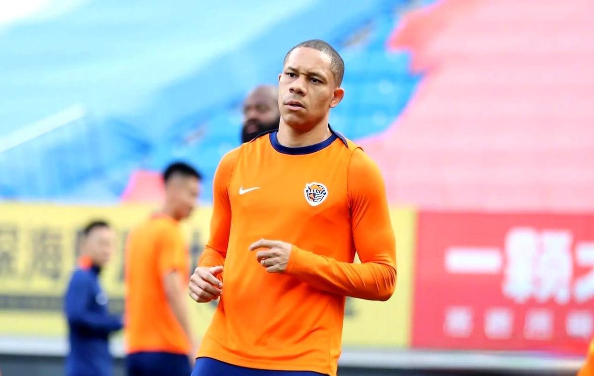 兰克尔不练了，康瓜摔门走了，威林顿腿一拉，青岛海牛的更衣室像被点了火。
俱乐部连