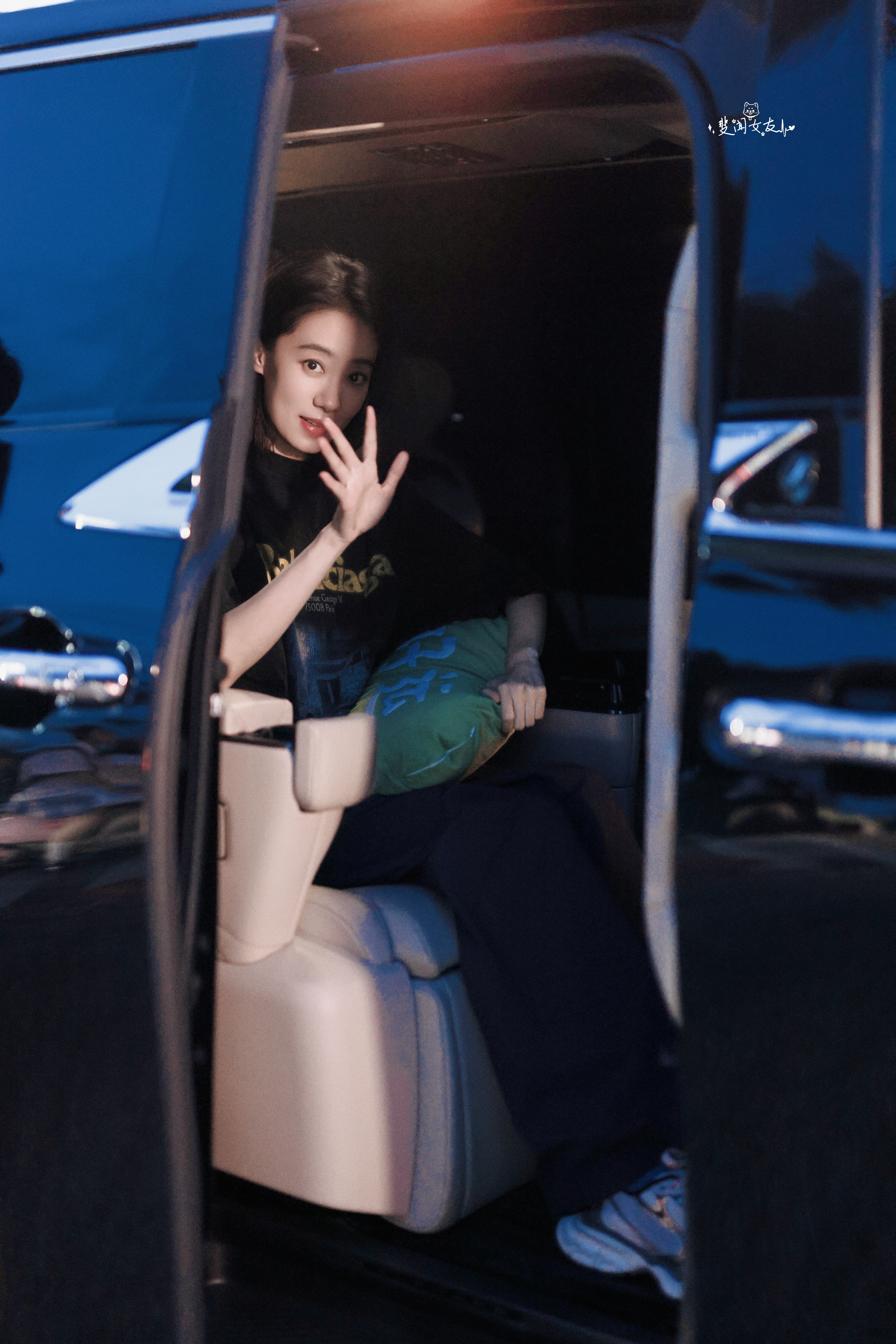 张小斐 💙 张小斐踢球庆祝女足票房破10亿今天也一起享受蓝调时刻🗻🌌迪丽热