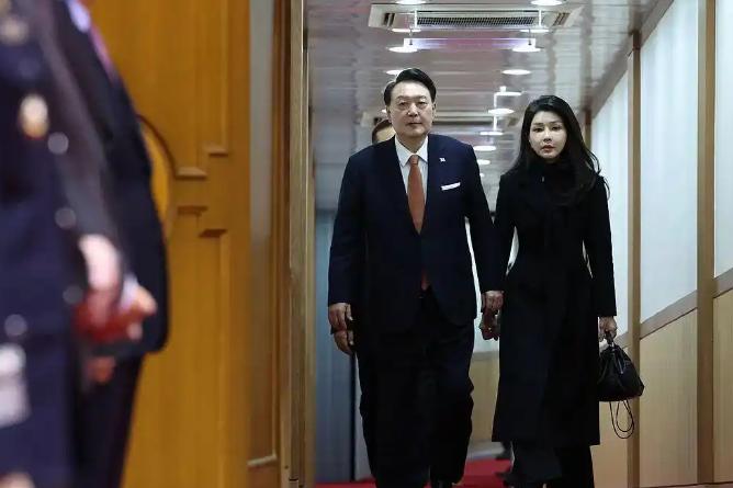 当地时间4月14日，首尔中央地方法院上演了韩国宪政史上最扎心的一幕：前总统尹锡悦