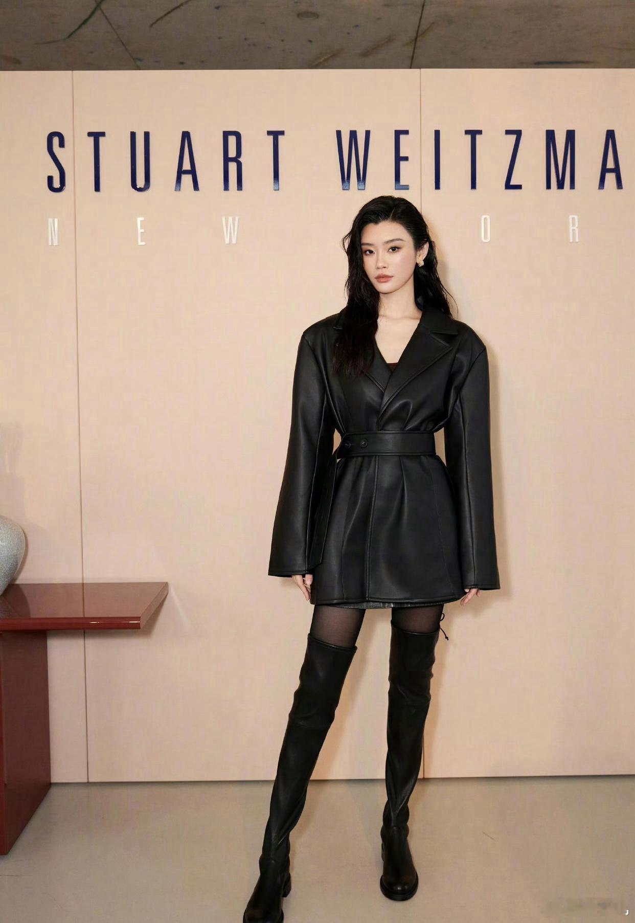 奚梦瑶看着也不高啊，可就是和别人形成了阶梯状啊！ 