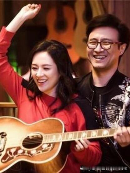 他们的行动诠释着父母的担当与责任， 章子怡和王峰是演艺界上的明星尽管两人婚姻之路