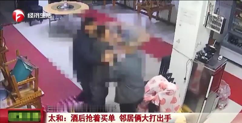 “这次真下血本了！”近日，安徽阜阳，两男子在饭店吃饭，期间都喝了不少酒，由于二人