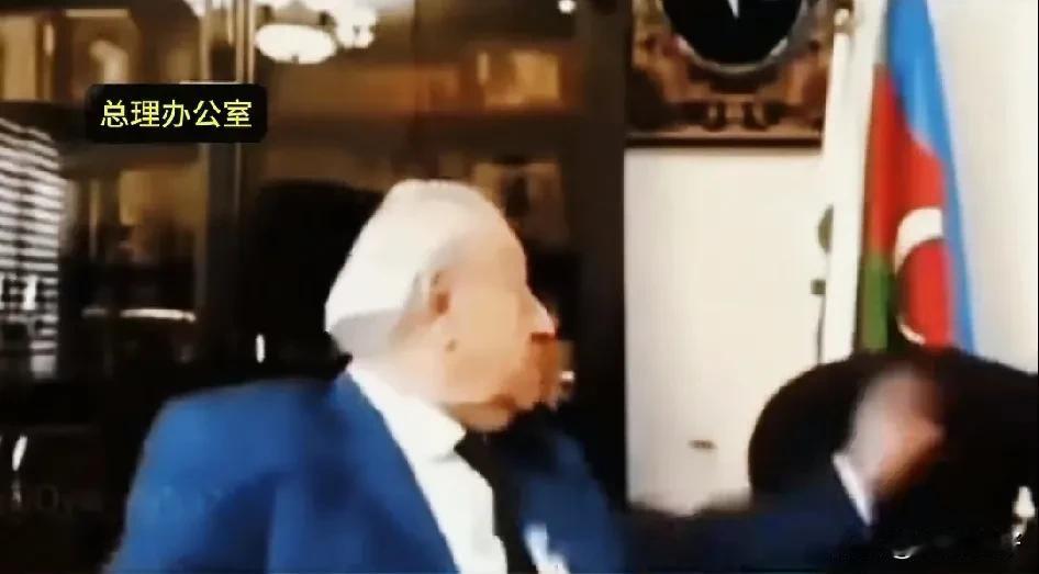 《上帝之手》
     阿尔及利亚人民估计要沸腾了!
     他们的老总理日理