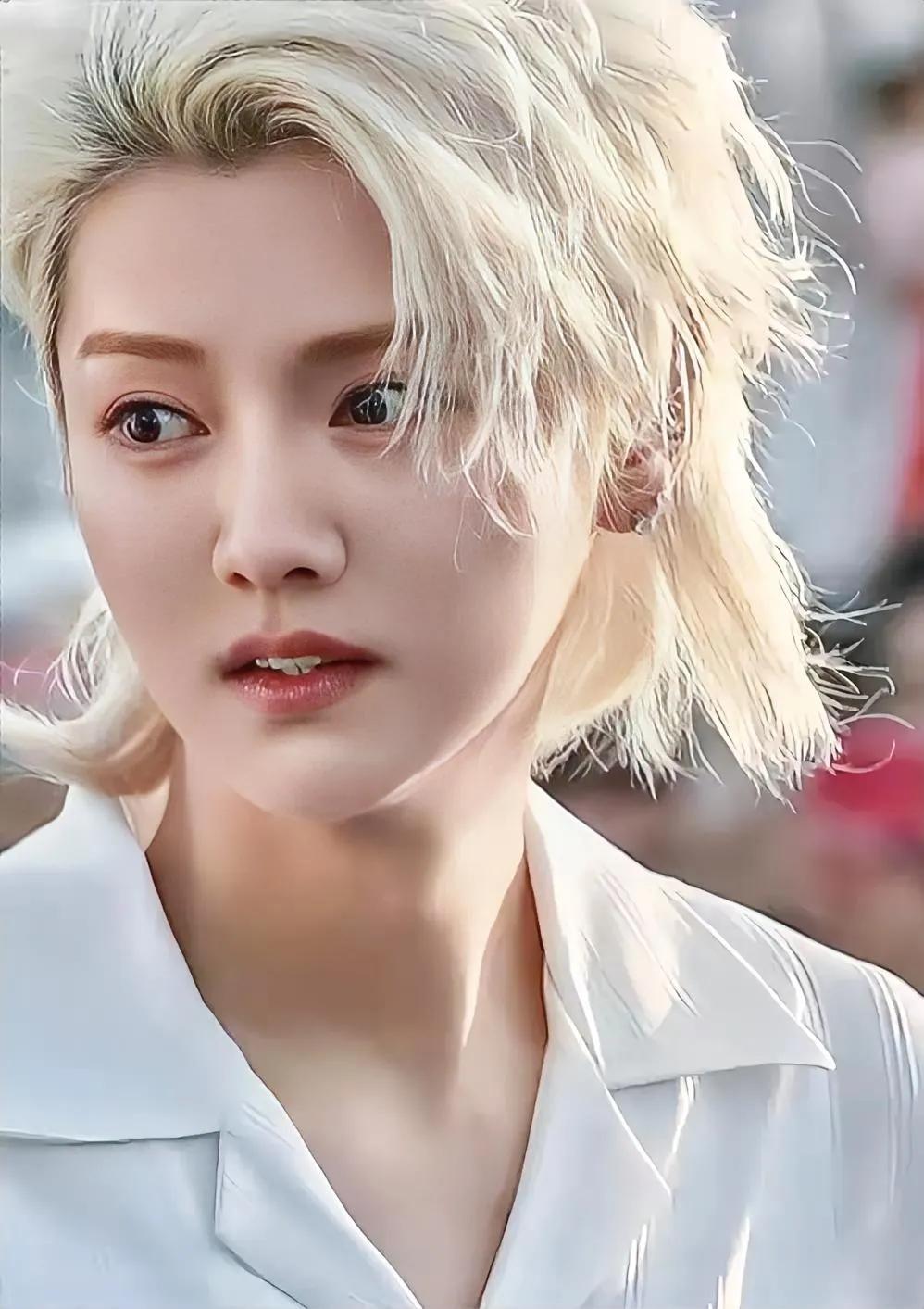 这你受得了吗？鹿晗这精致妆容，哈哈不得不服，真有你的鹿晗，你可比你老婆漂亮多了，