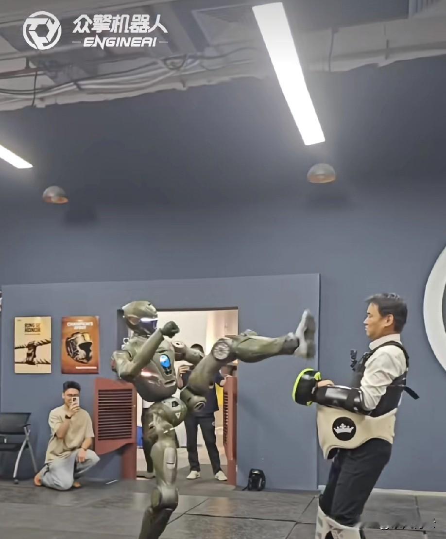 众擎T800踹倒CEO的视频火出圈，看似搞笑名场面，实则是精准营销！这款刚发布的