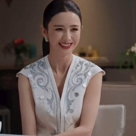 佟丽娅回应在董璇婚礼表情严肃董璇婚礼上佟丽娅神情严肃的片段引发热议，不少网友脑补