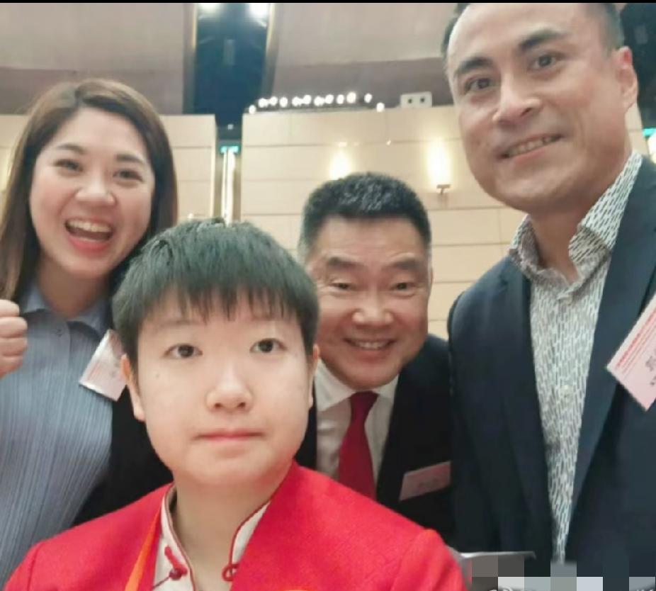 港澳行珍贵抓拍，这张合影太有意思了！
 
身旁几位工作人员全都挂着证件，脸上笑容