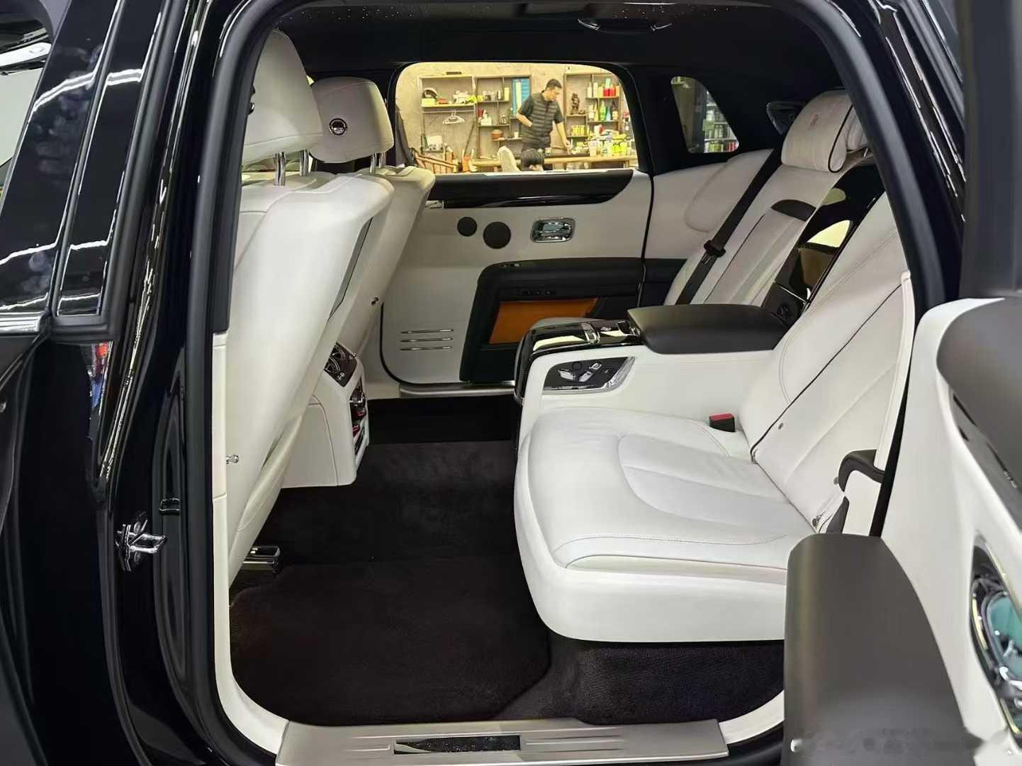 劳斯莱斯古思特三代加长四座、21年行驶20000公里 选配：21寸轮毂 星空顶 