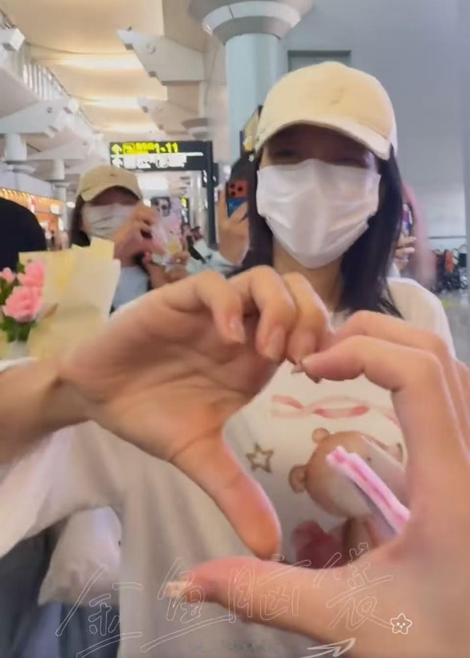 孙怡旋转比心孙怡和粉丝旋转比心！孙怡和粉丝旋转比心
