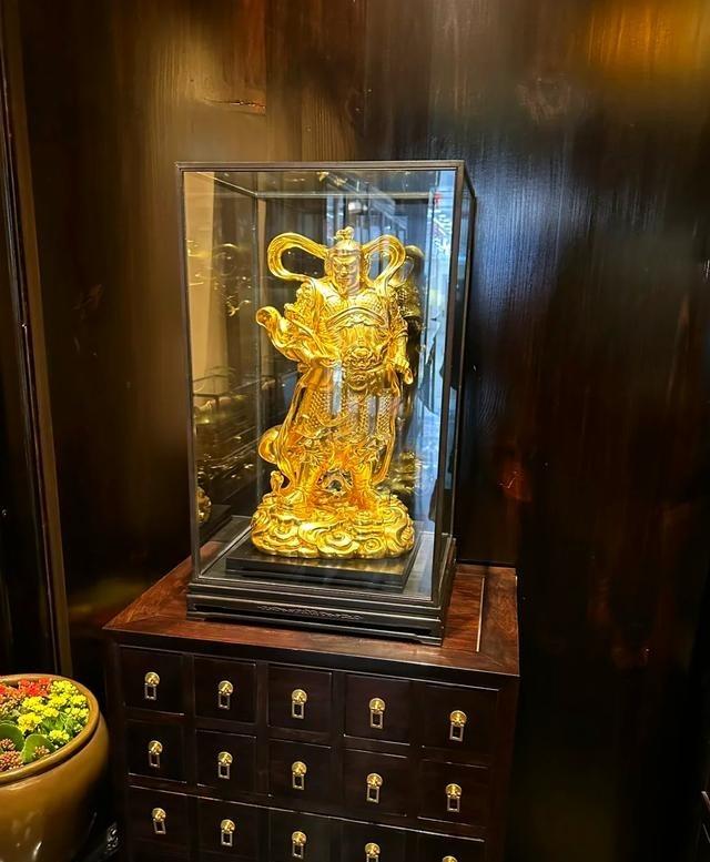 老铺黄金的品牌形象是否受损？
要回答这个问题，得先看看现在市场上大家对它的态度已