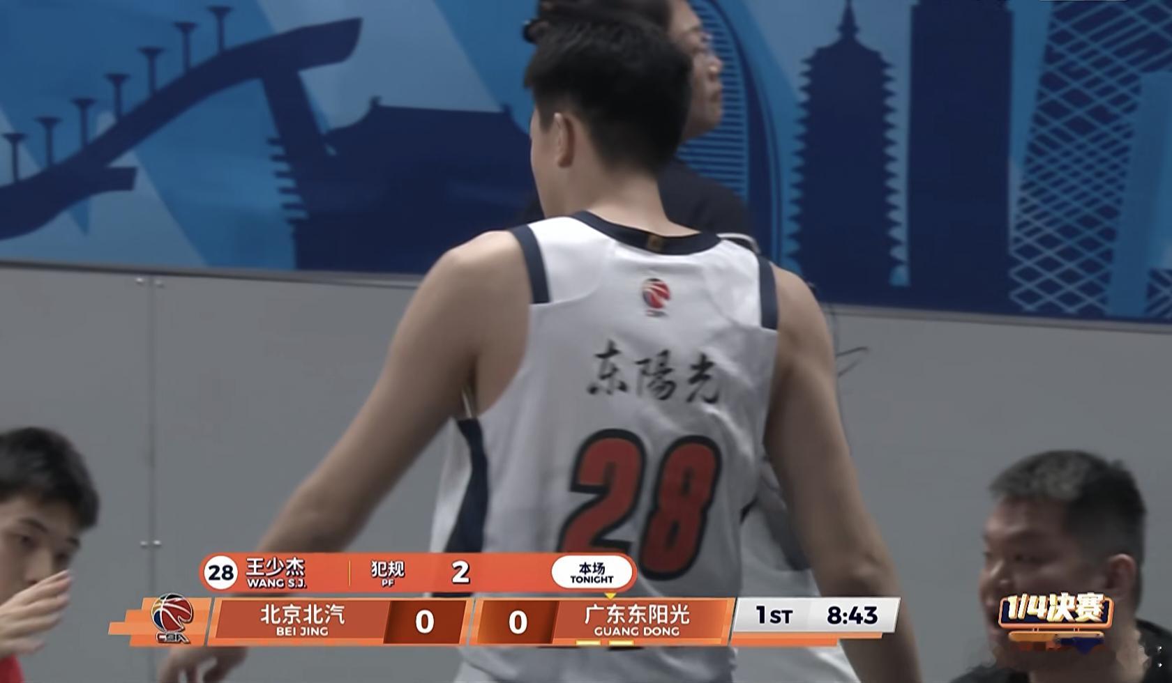王少杰开局迅速领到2犯，广东队内线压力大了啊，杜锋指导被动调整只能换上焦泊乔了 