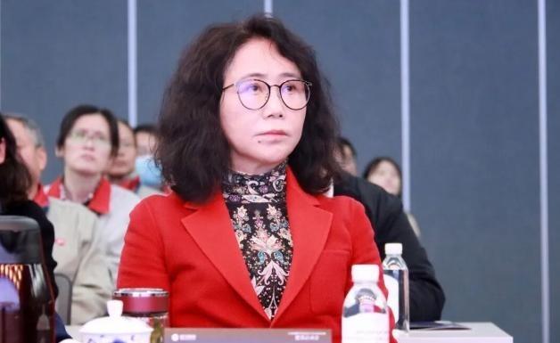 江苏常州，坐拥200亿身家、手握20多亿现金的上市公司女老板，竟对入职仅一个月的