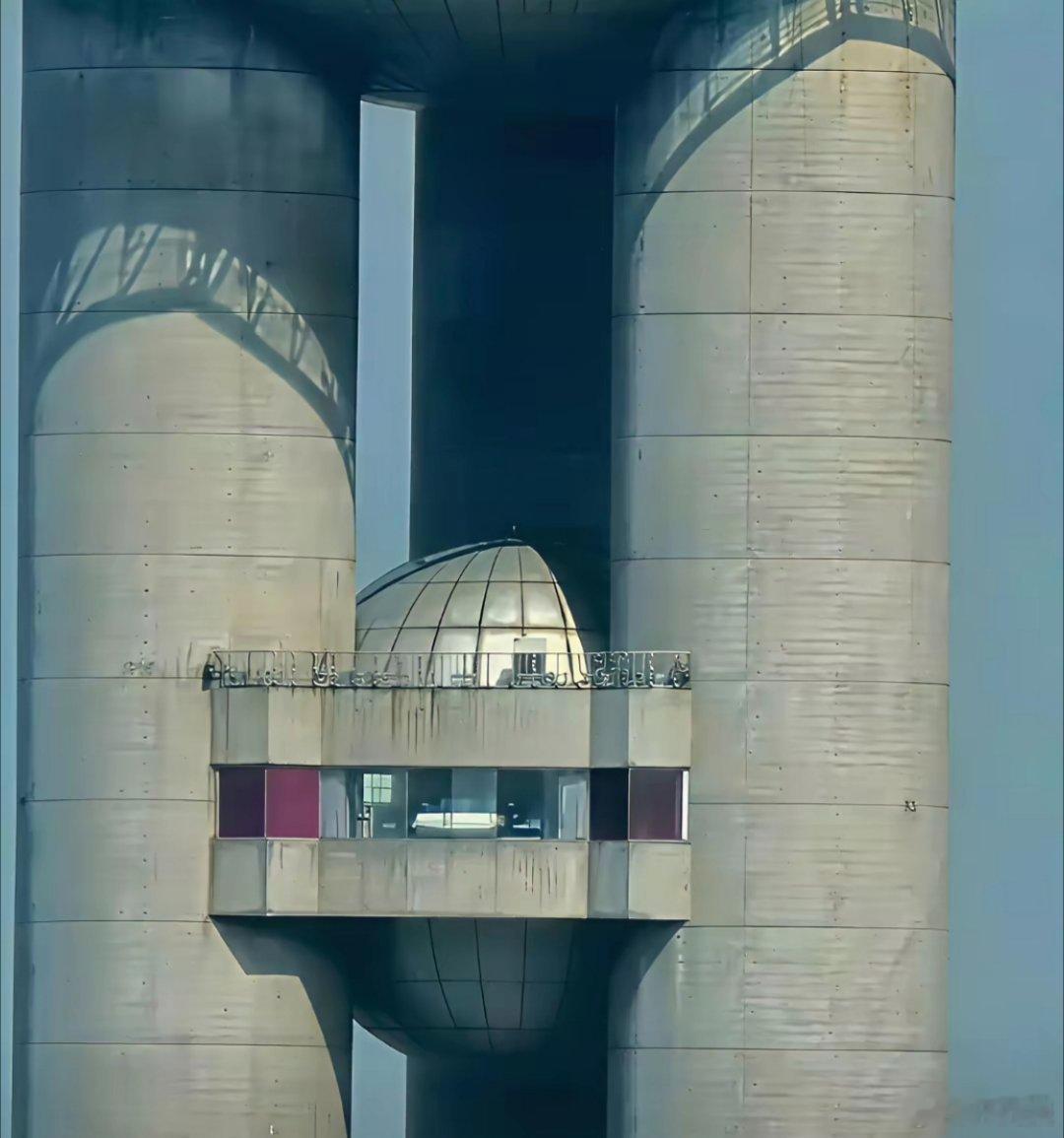 东方明珠塔上居然有间大床房！听说住一晚要五位数 