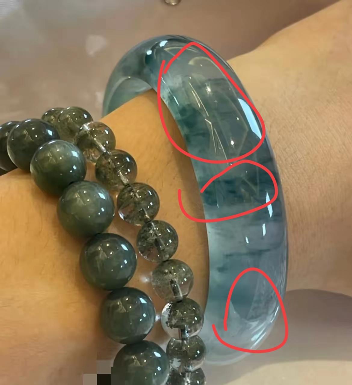 我妈戴了三年的地摊手镯
当初15块淘的，糙得能划玻璃
前几天她喊手腕疼，我拉去玉