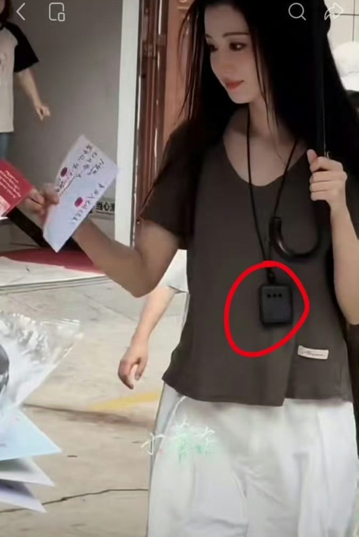天呐，浮生剧组抽烟这么严重吗？逼得王楚然都带了随身二手烟净化器