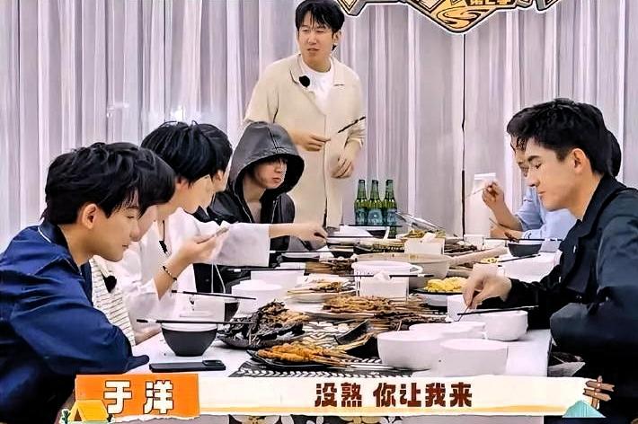 严浩翔和张真源的粉丝，正在用计算器算他们之间的友情。

严粉甩出一篇万字长文，里