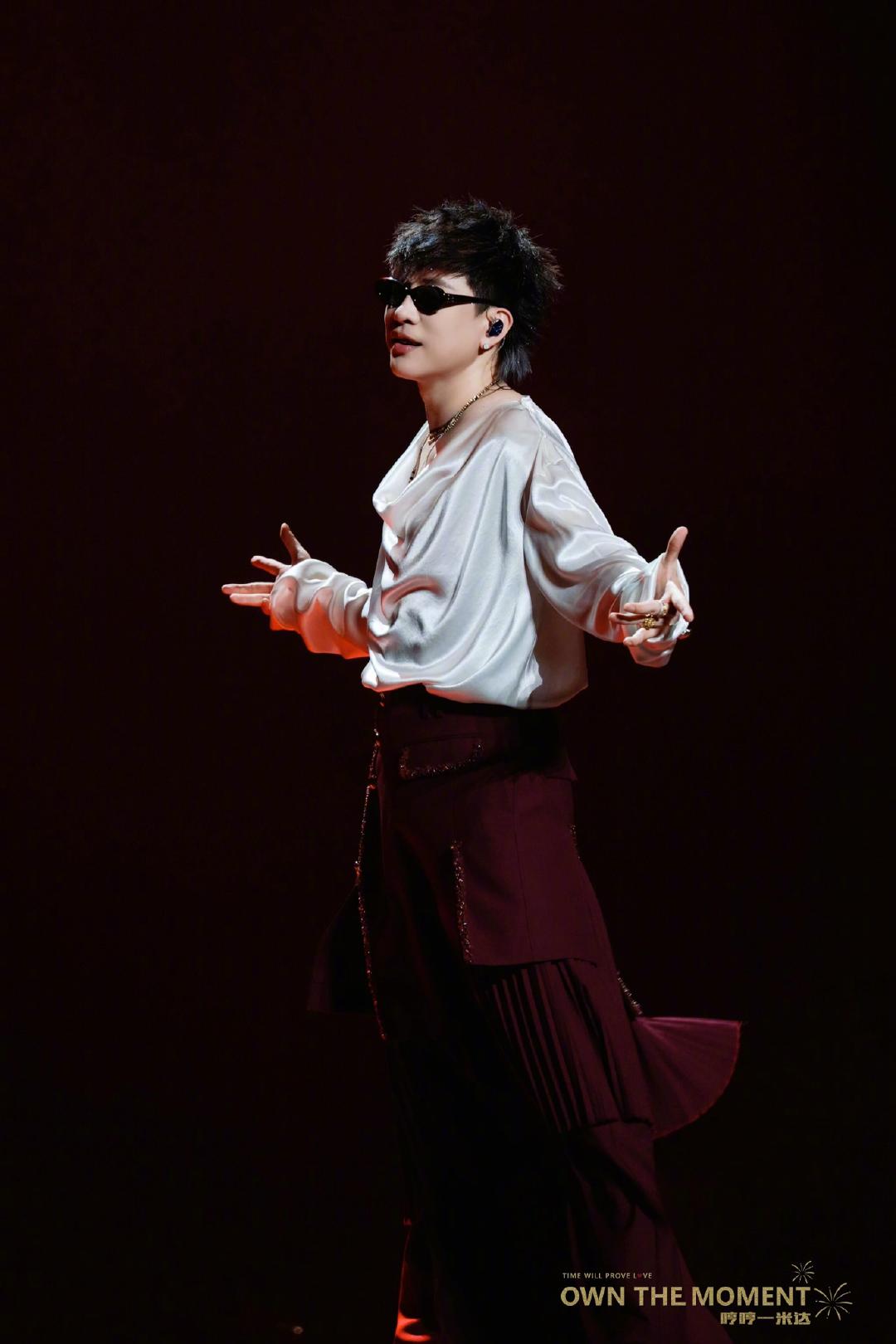 胡彦斌回应被喊歌王胡彦斌在演唱会上被粉丝喊歌王上海站演唱会氛围感拉满，粉丝集体大