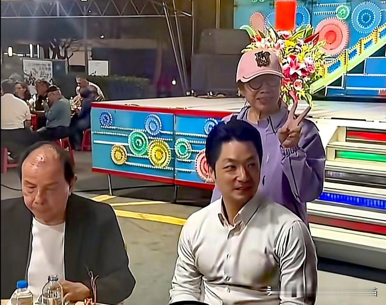 谁能想到这是个市长？老太太偷着比耶，小媳妇明着合影，这蒋万安也太不把自己当市长了