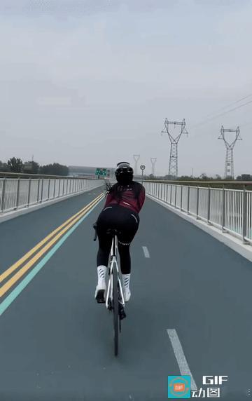 她骑个车扭得我浑身都次耨
 
笑不活了家人们！
本来好好的公路骑行，这位小姐姐直