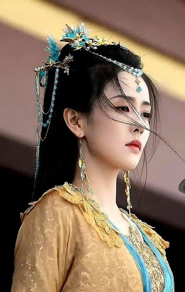 卢昱晓拿着道具刀架戏，反反复复拿反都不主动重拍，偷偷调整想蒙混过关。
严肃丧服戏
