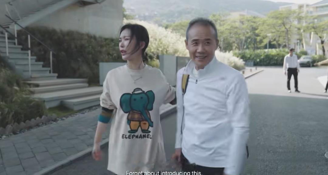 王石系着围裙问田朴珺：这样构图行不行？
亚布力论坛上那个72岁的硬汉，眼角全是笑