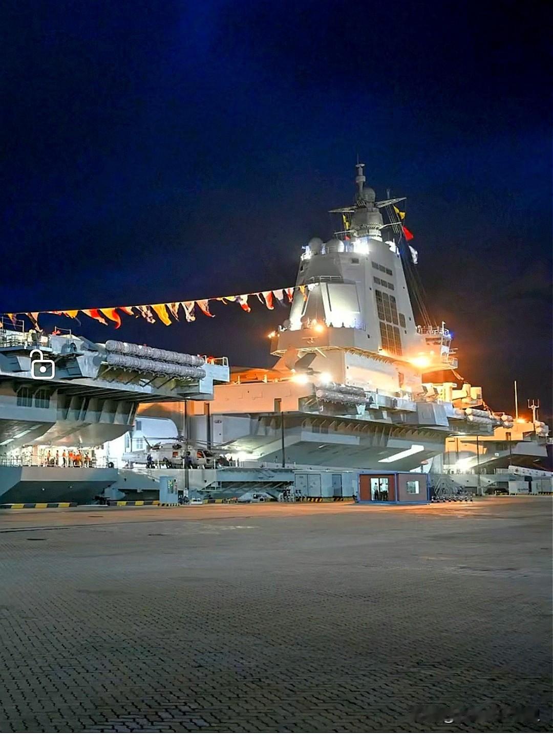 军港的夜啊静悄悄，
海浪把战舰轻轻地摇，
年轻的水兵头枕着波涛，
睡梦中露出甜美