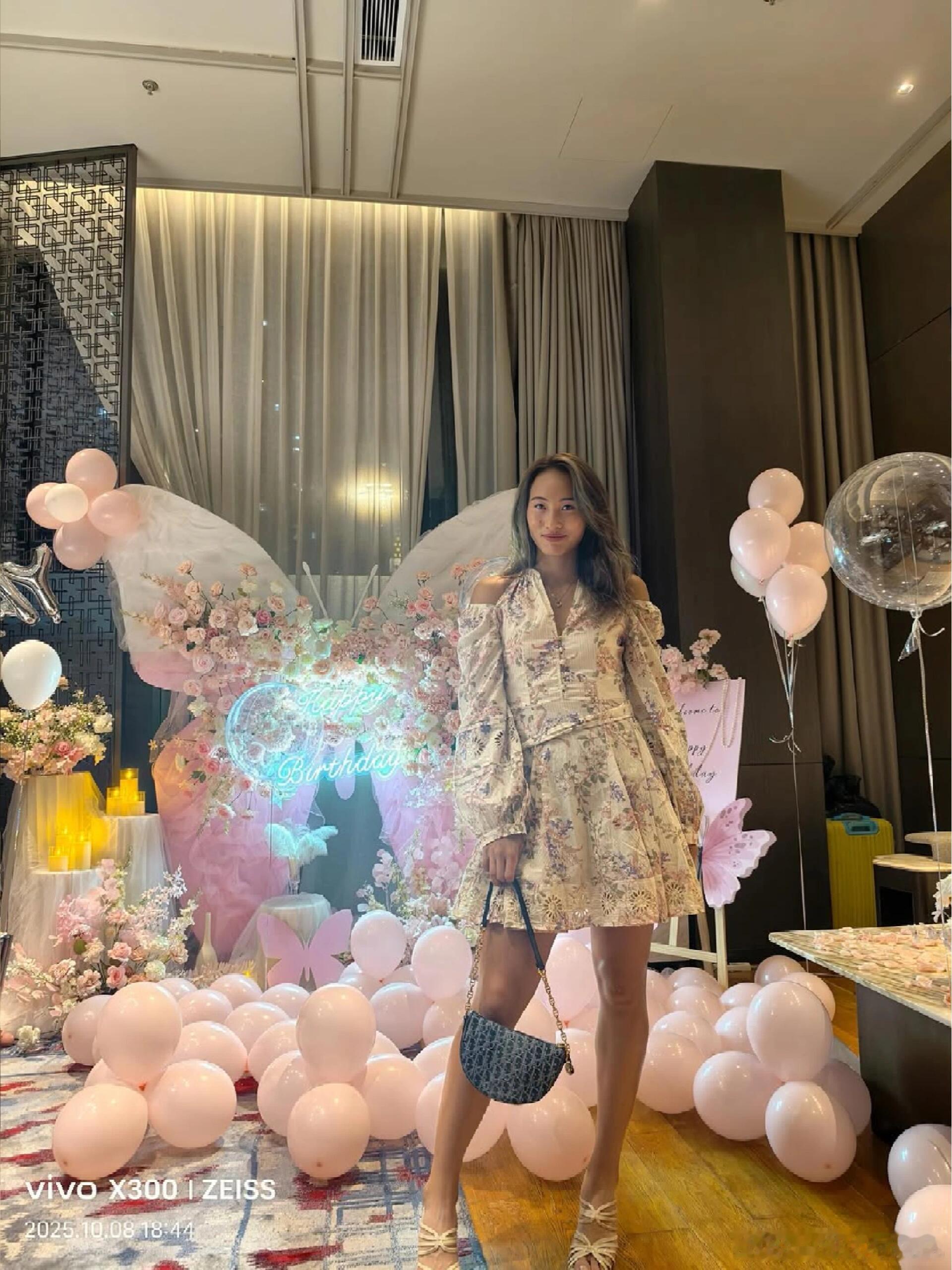 郑钦文更新ins23岁生日庆生party：要披荆斩棘也要乘风破浪[奶牛猫] Di