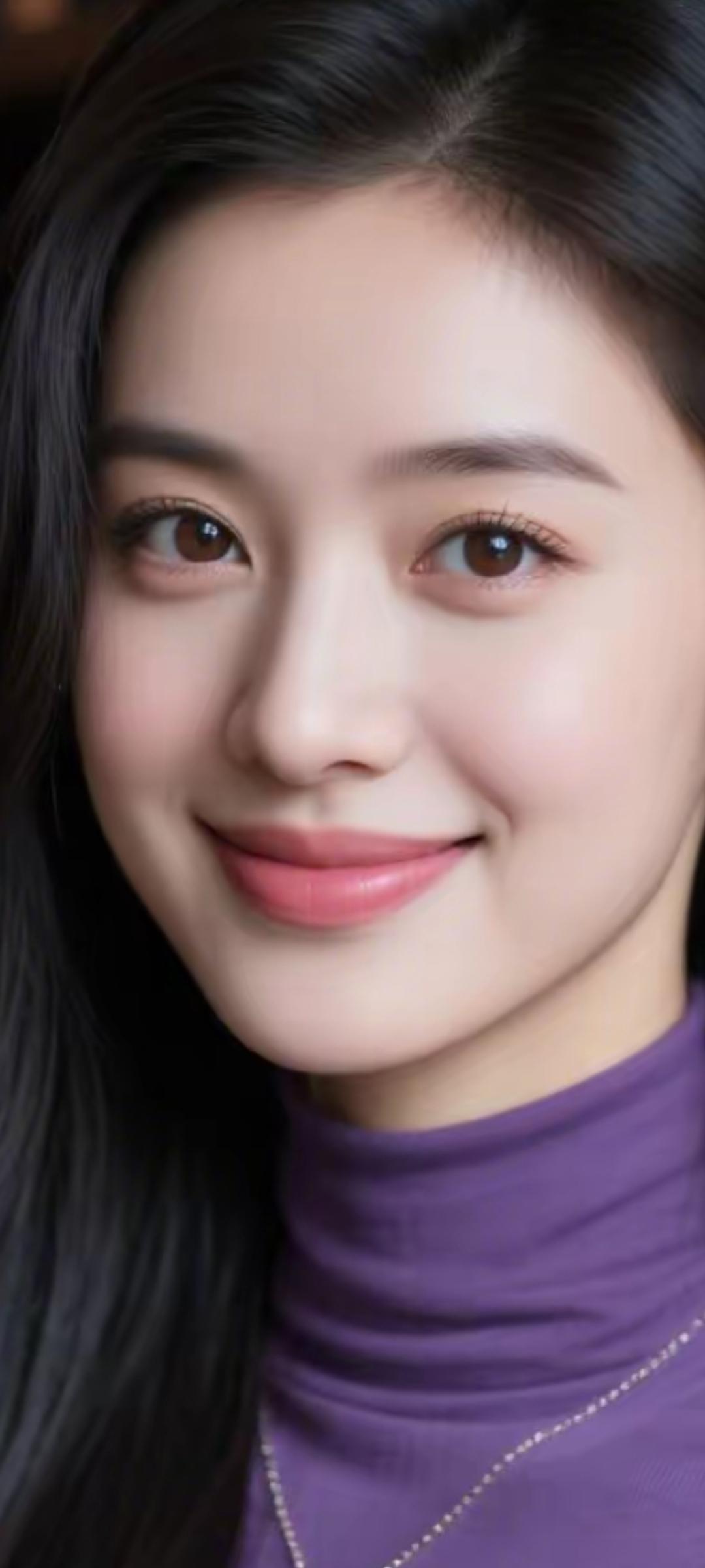 温柔甜美的微笑，紫色高领衫，优雅动人！🌸💖