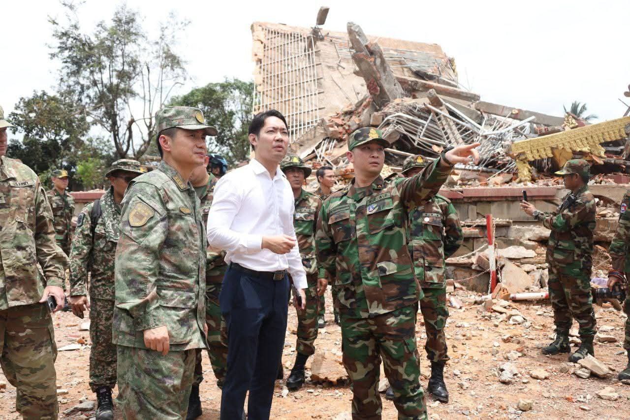 泰柬冲突 柬埔寨国防部邀请主要大国和东盟国家驻柬埔寨武官考察泰柬冲突战场。中美俄