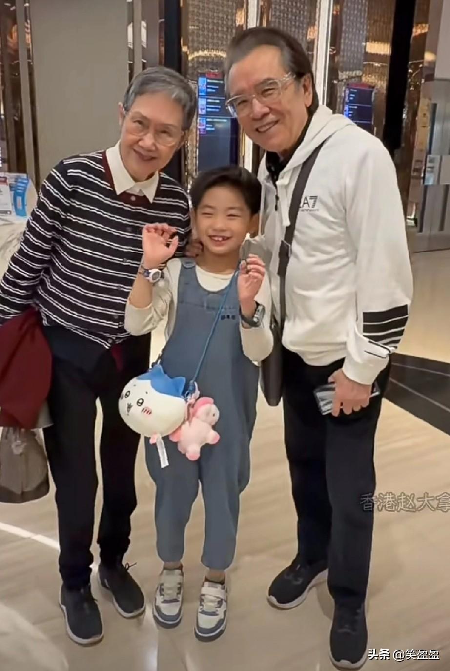 78岁的姜大卫和太太李琳琳出席活动，遇到了一位小粉丝，场面相当温馨。这样的夫妻关