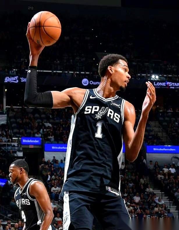 我跟你讲，我刚看完比赛，现在手还在抖。
第四节，文班亚马一个人拿了18分。
你知