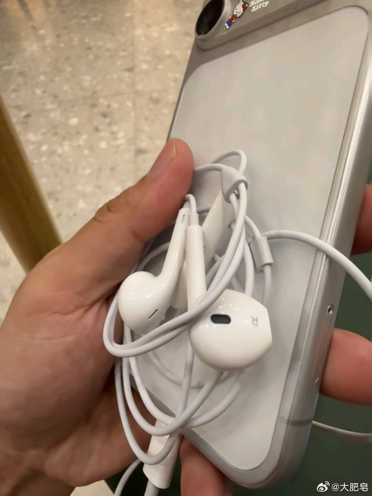 有线耳机爆火原因 商家囤了一堆有线耳机，没办法了，卖不掉了，然后就来这边继续炒作