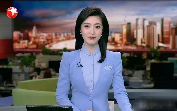 主持人何卿上班照惊艳亮相！蓝色西服尽显优雅，披肩长发更添温婉。端庄大方气质佳，美