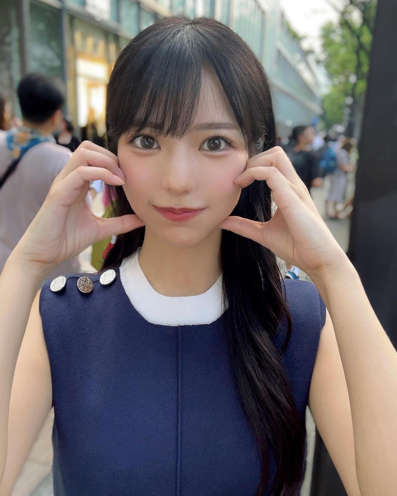 街头拍照可是展现个人魅力的好机会，就像那个女生在街头摆姿势拍照，真的太有氛围感了