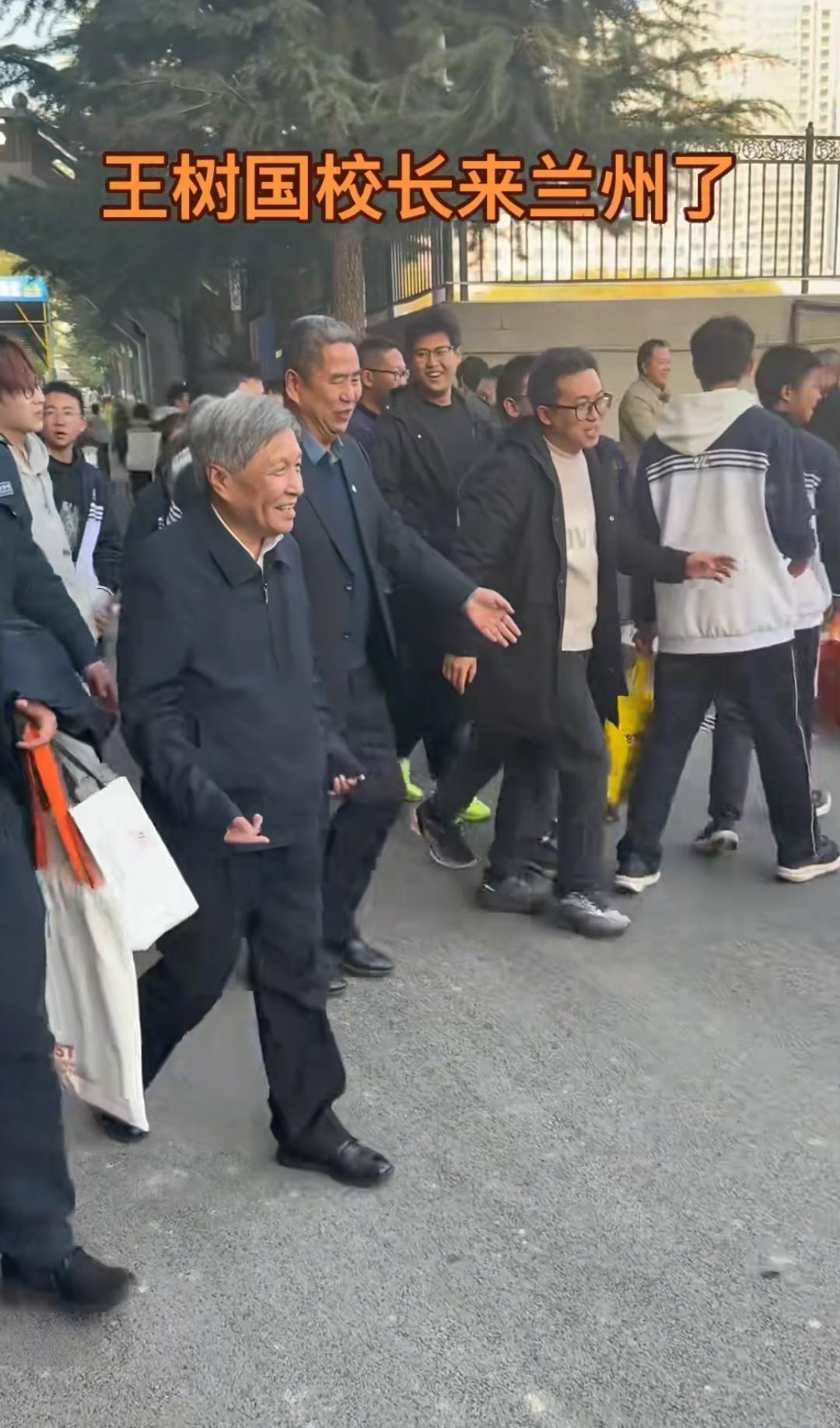 11月10日，王校长受邀去了兰州，在西北师范大学作学术报告。

王校长作为网红校