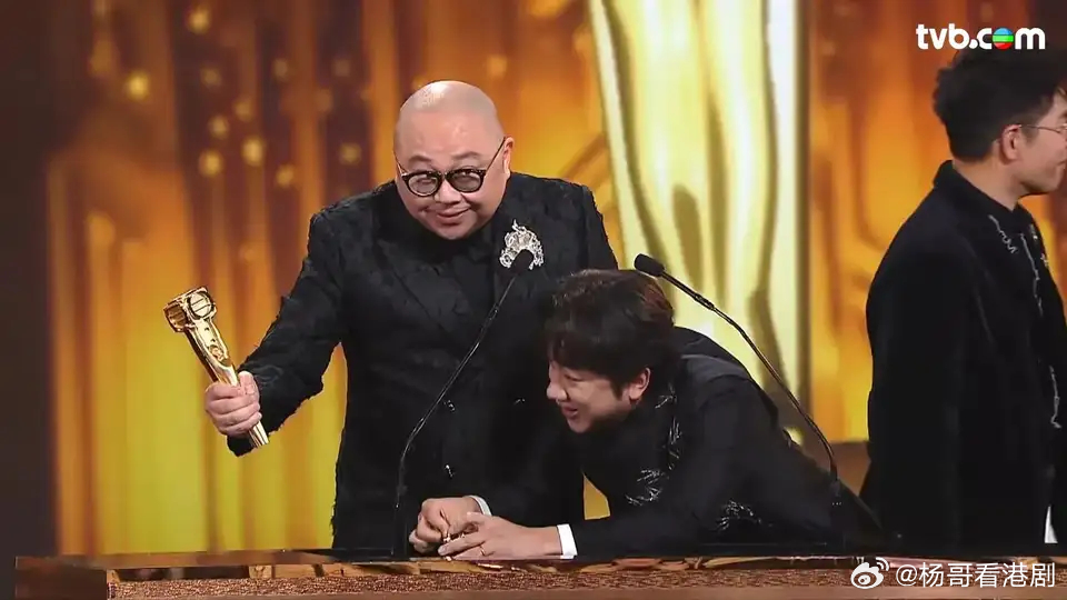 張振朗瘋狂操肌曬誇張麒麟臂 女友楊偲泳一句「AI？」隔空放閃甜到漏.TVB 視帝