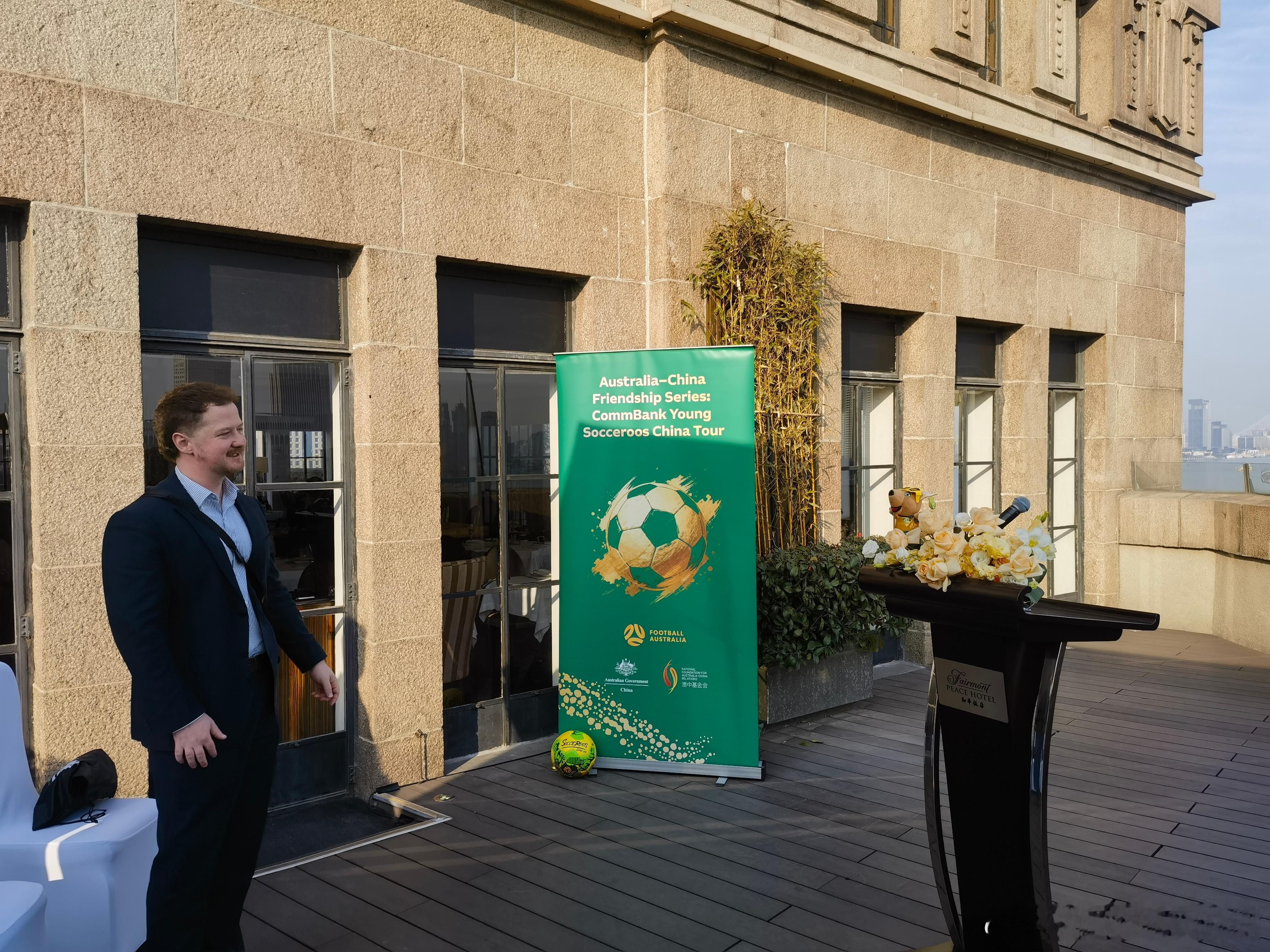 穆斯卡特估计心里想，旁边那个国家队队服有点眼熟啊中超联赛中国足球队澳大利亚