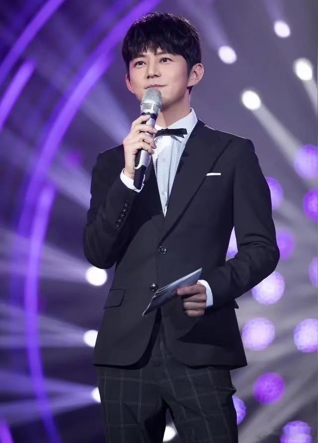 何炅14岁演讲视频再度翻红，网友调侃“出生证和教资一起发的”，而他童年展现出的从