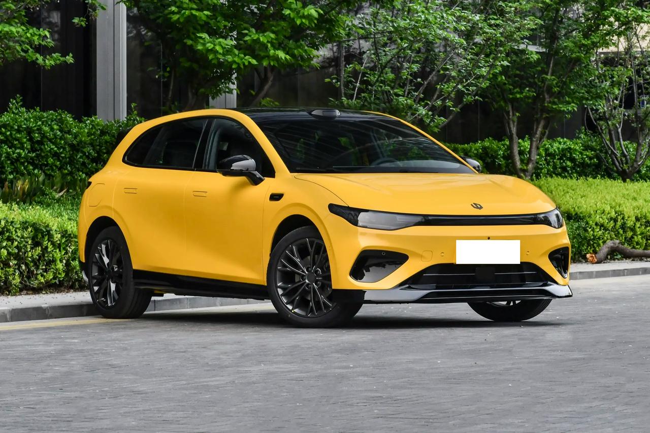 我个人觉得零跑Lafa5 Ultra版像是在告诉年轻人：预算不高，也能买一台看起