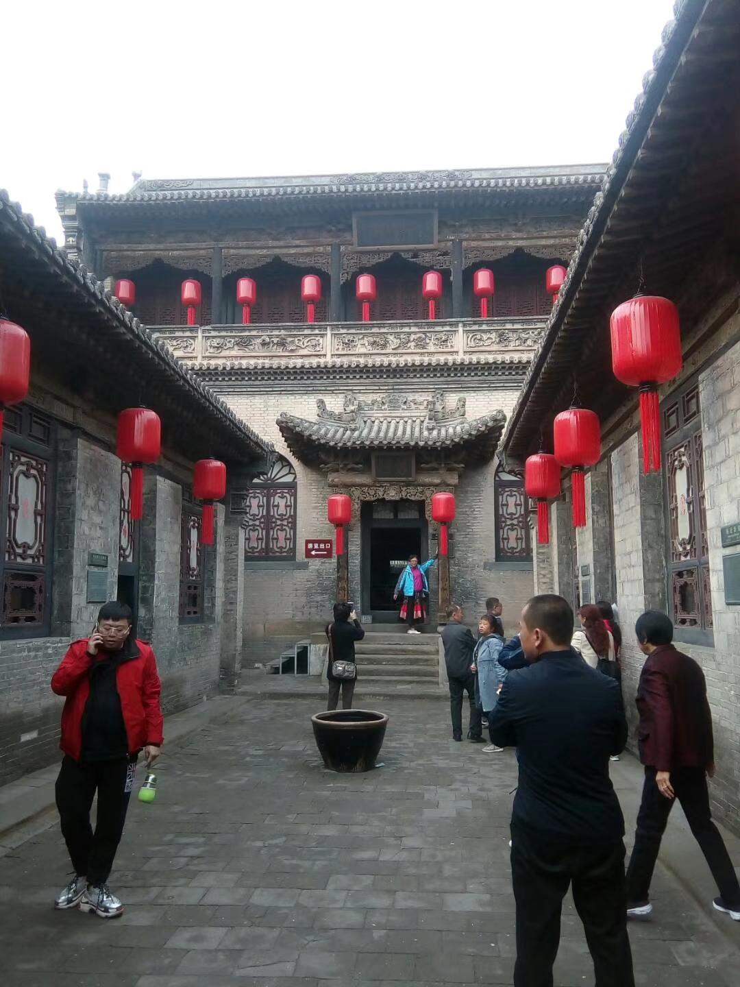 大红灯笼高高挂。