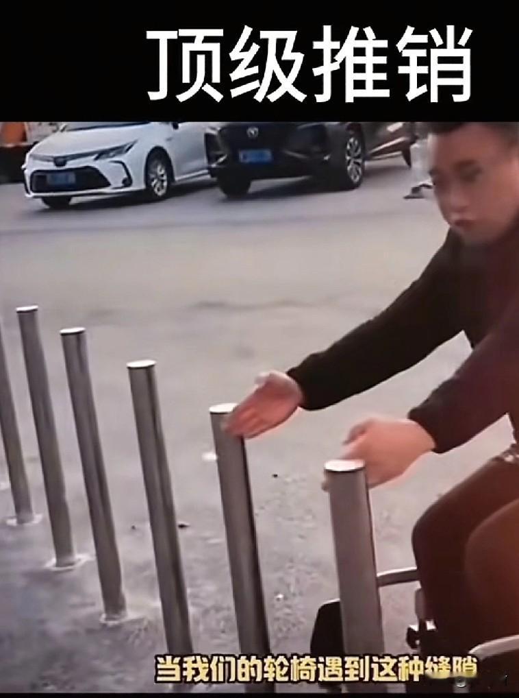 近日有个轮椅推销员，在演示轮椅遇到障碍如何通过的时候，上演了一次实战。

一轮椅