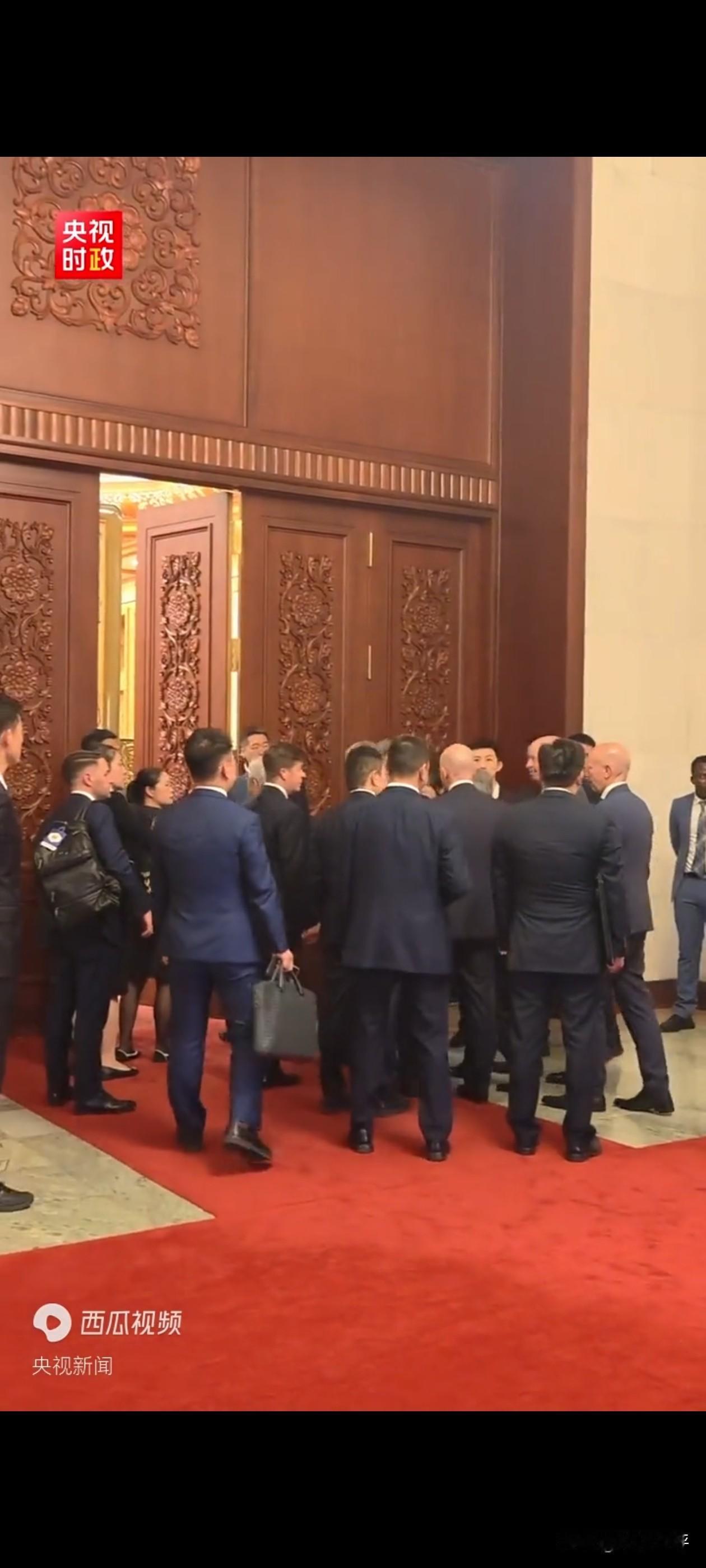 特朗普这不是来和解了，是来讨债挣钱来了！
你看访华团组成就知道了，特斯拉的掌门人