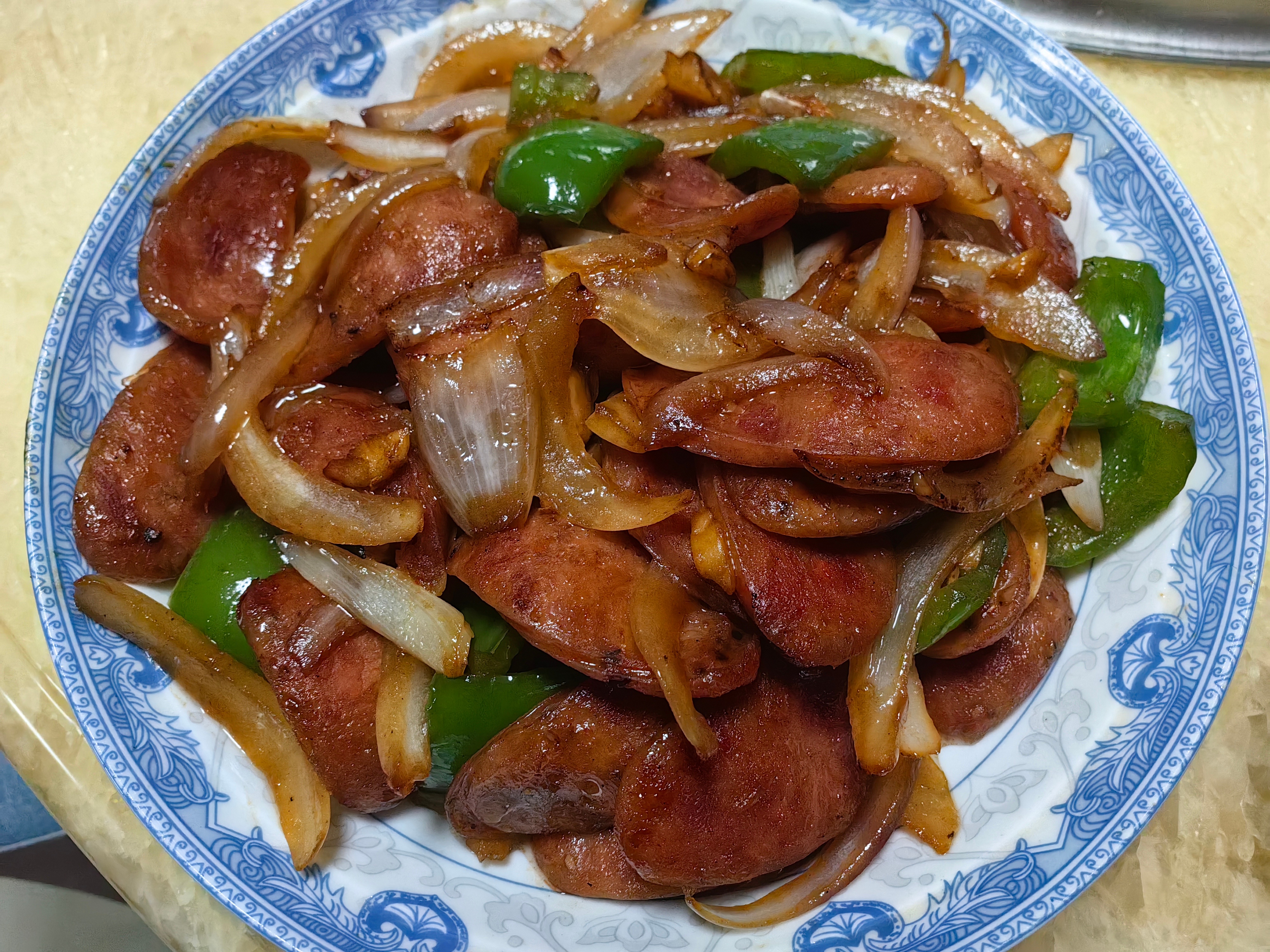 家常菜 晚餐，洋葱炒黑椒肉肠，油蛤，菜心。 