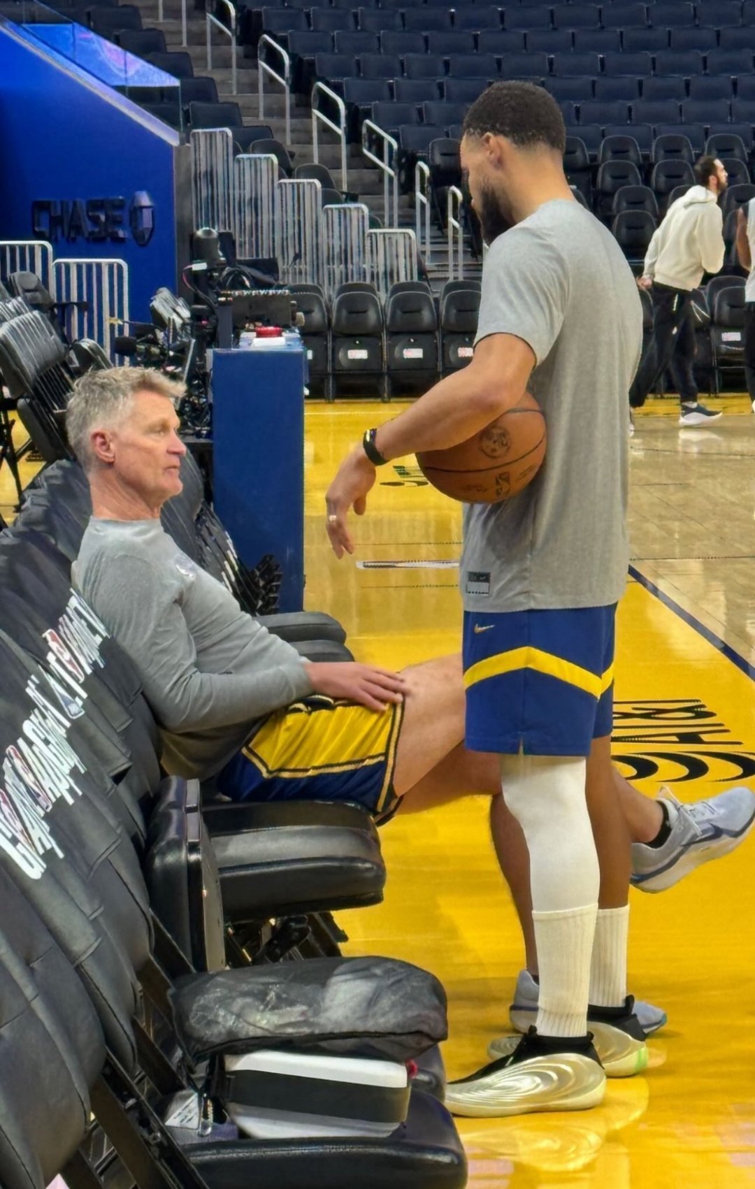 库里训练上脚哈登10代战靴！新赛季篮不住