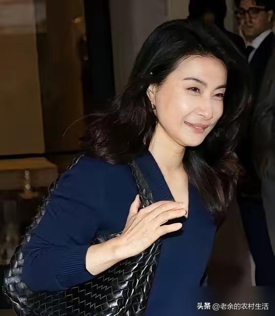 郭晶晶又上热搜了
凭什么呀
就凭她的平凡
郭晶晶太平凡了
虽然是豪门媳妇
但是